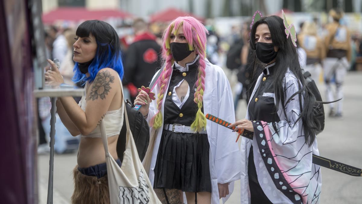  Inosuke en versión femenina (izda.), Mitsuri (centro) y Konae (dcha.), personajes de Kimetsu no Yaiba, en el Salón del Manga en la Fira de Montjuic