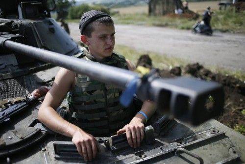 Un soldado ucraniano se asoma desde un vehículo blindado en una posición a unos 60 km de la ciudad ucraniana oriental de Donetsk.