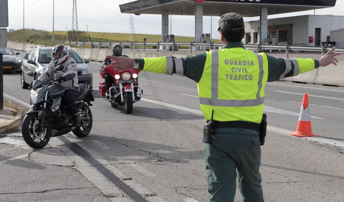 Multado un motorista con 200 euros por lo que le encontraron debajo del casco: la Guardia Civil extrema la vigilancia