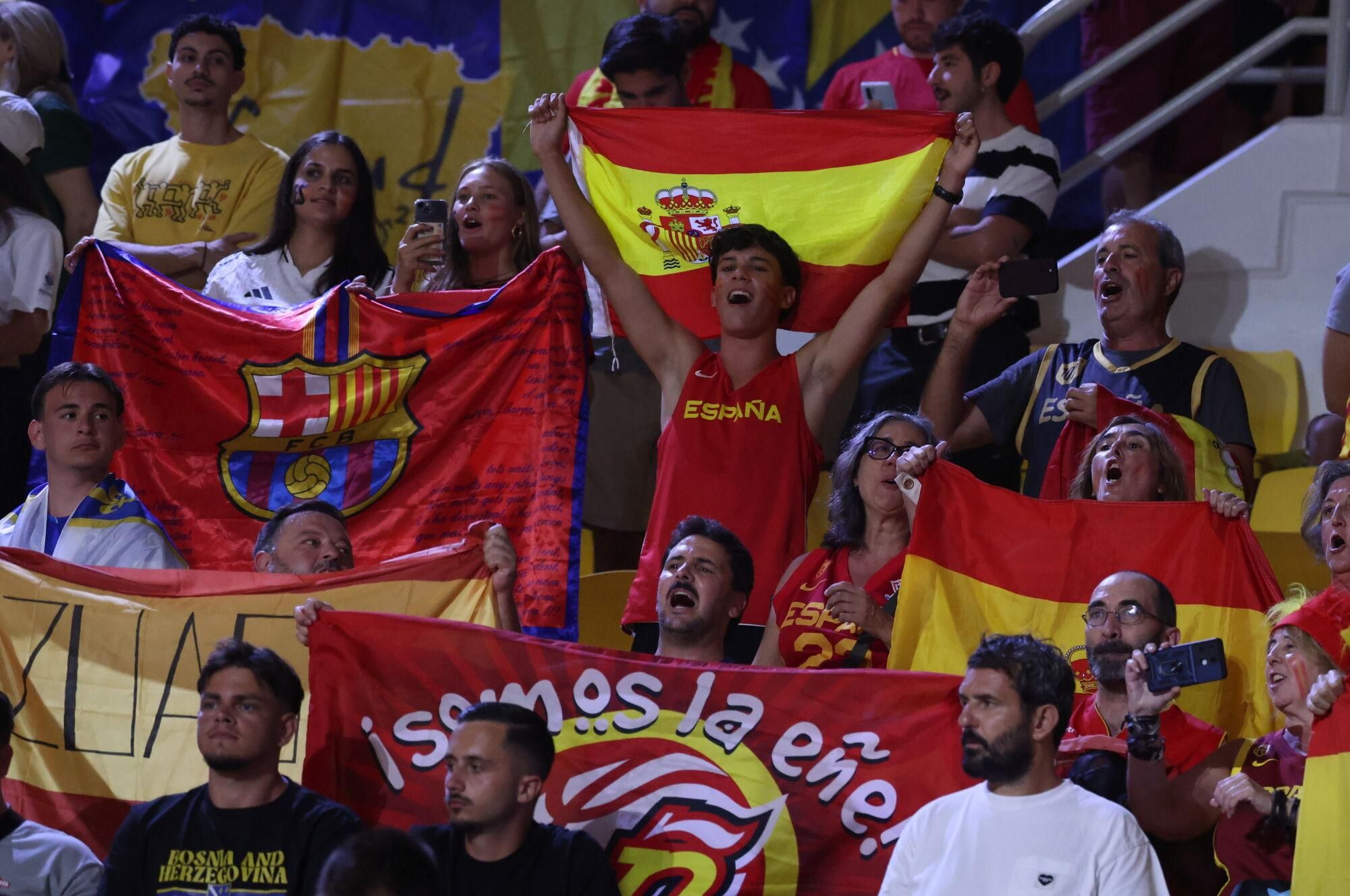 LIMASSOL (Cyprus), 30/08/2025.- Supporters of Spain react before the FIBA EuroBasket 2025 group phase basketball match between Spain and Bosnia and Herzegovina, in Limassol, Cyprus, 30 August 2025. (Baloncesto, Bosnia-Herzegovina, Chipre, España) EFE/EPA/GEORGI LICOVSKI