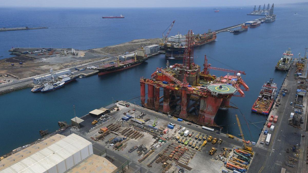 A la izquierda, la parcela del Puerto de Las Palmas donde se pretendía construir la planta de gas.