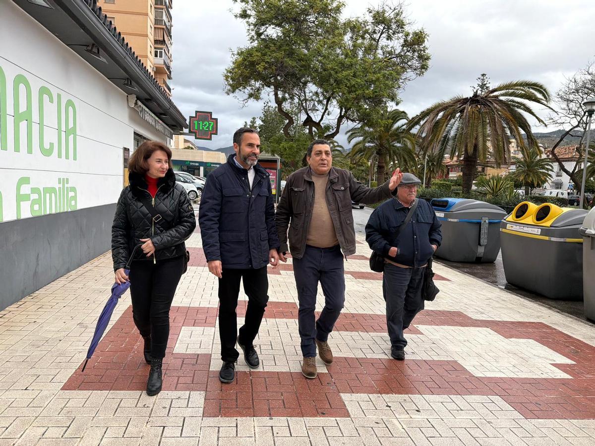 El portavoz del PSOE en el Ayuntamiento, Dani Pérez, y la concejala socialista Rosa del Mar Rodríguez junto a varios vecinos de Ciudad Jardín.