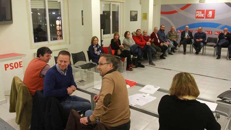 La ejecutiva provincial celebrada anoche en el PSOE. En primer término, en el centro, su secretario Rafael R. Villarino. // Iñaki Osorio