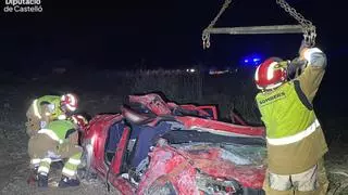 Dos fallecidos y tres heridos graves tras caer un coche por un barranco en Castellón