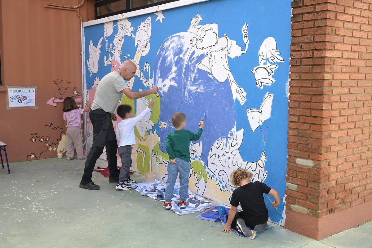El alumnado de infantil en su participación en el mural.