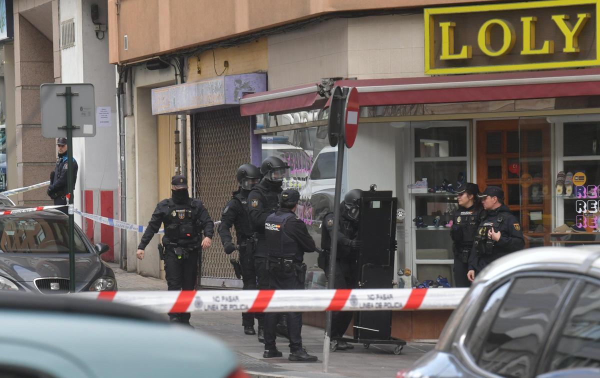 Operativo en la calle Vila de Cee por un hombre atrincherado