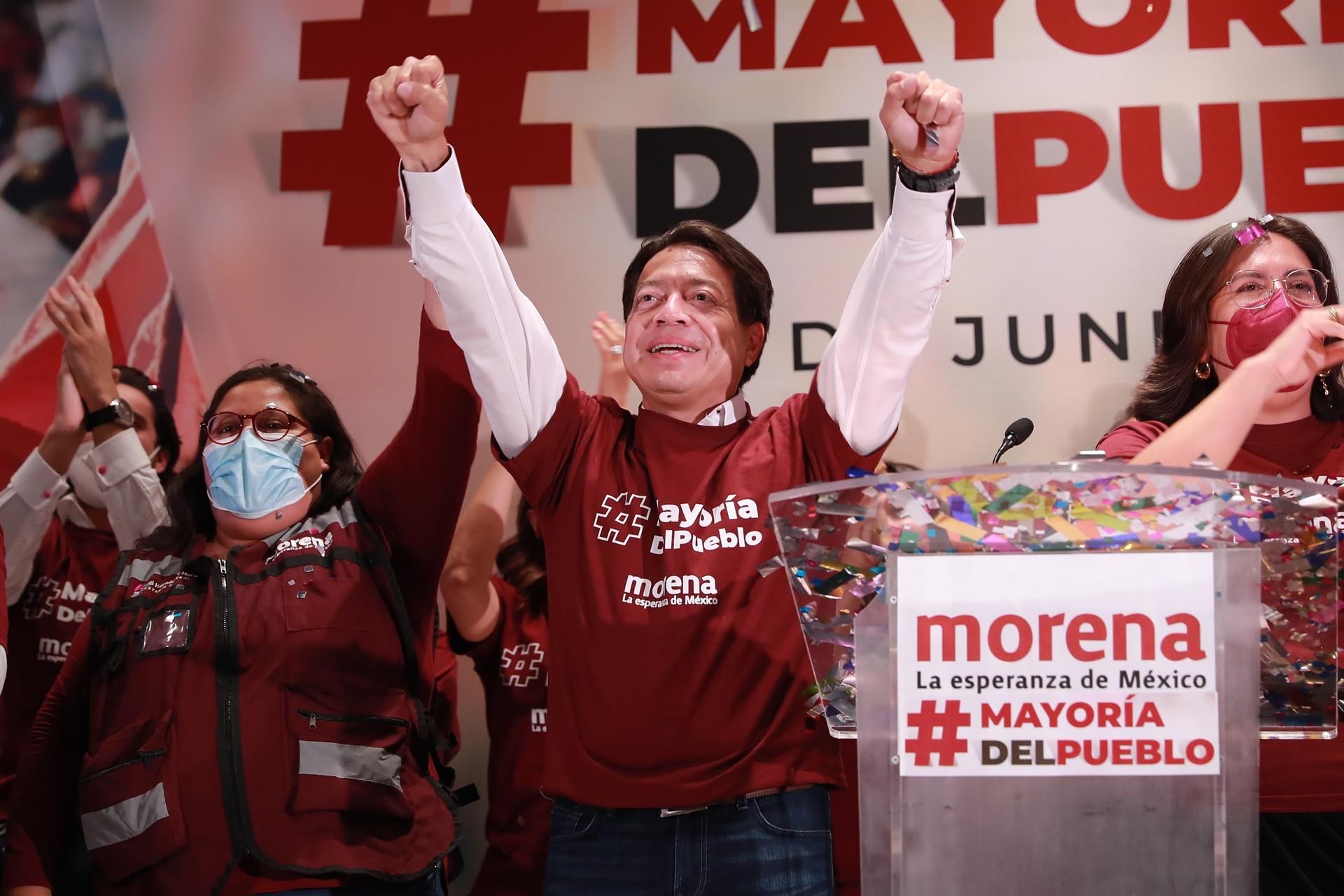 El presidente de Morena, Mario Delgado, celebra el triunfo de su partido en Ciudad de México.