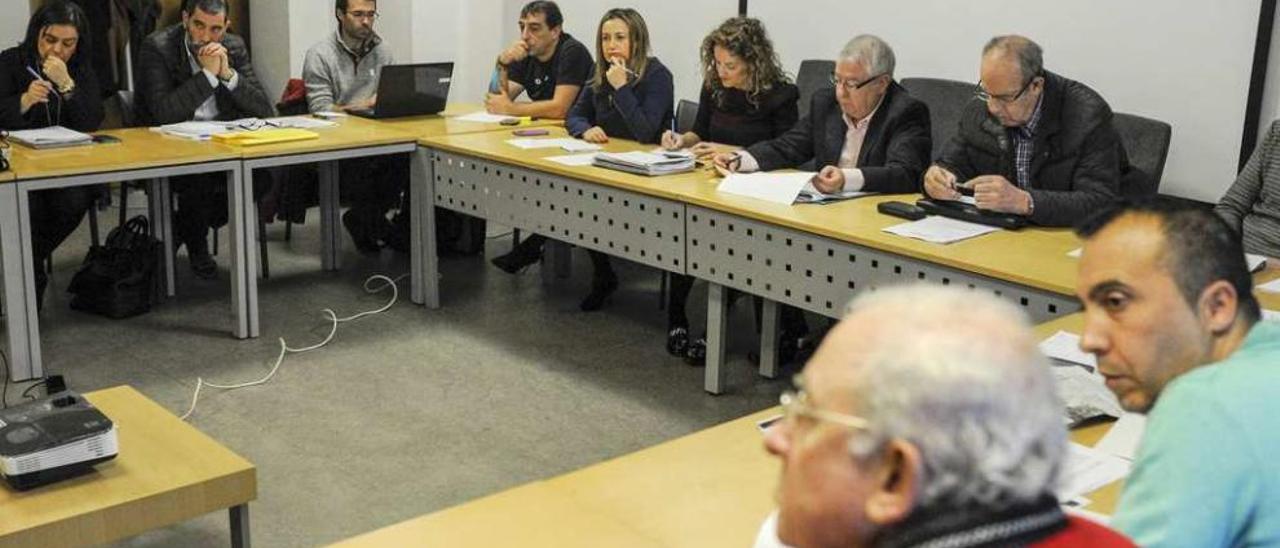 Un momento de la reunión de la Mesa Municipal de la Movilidad que se celebró ayer en el Centro Cívico de Colón. // Brais Lorenzo