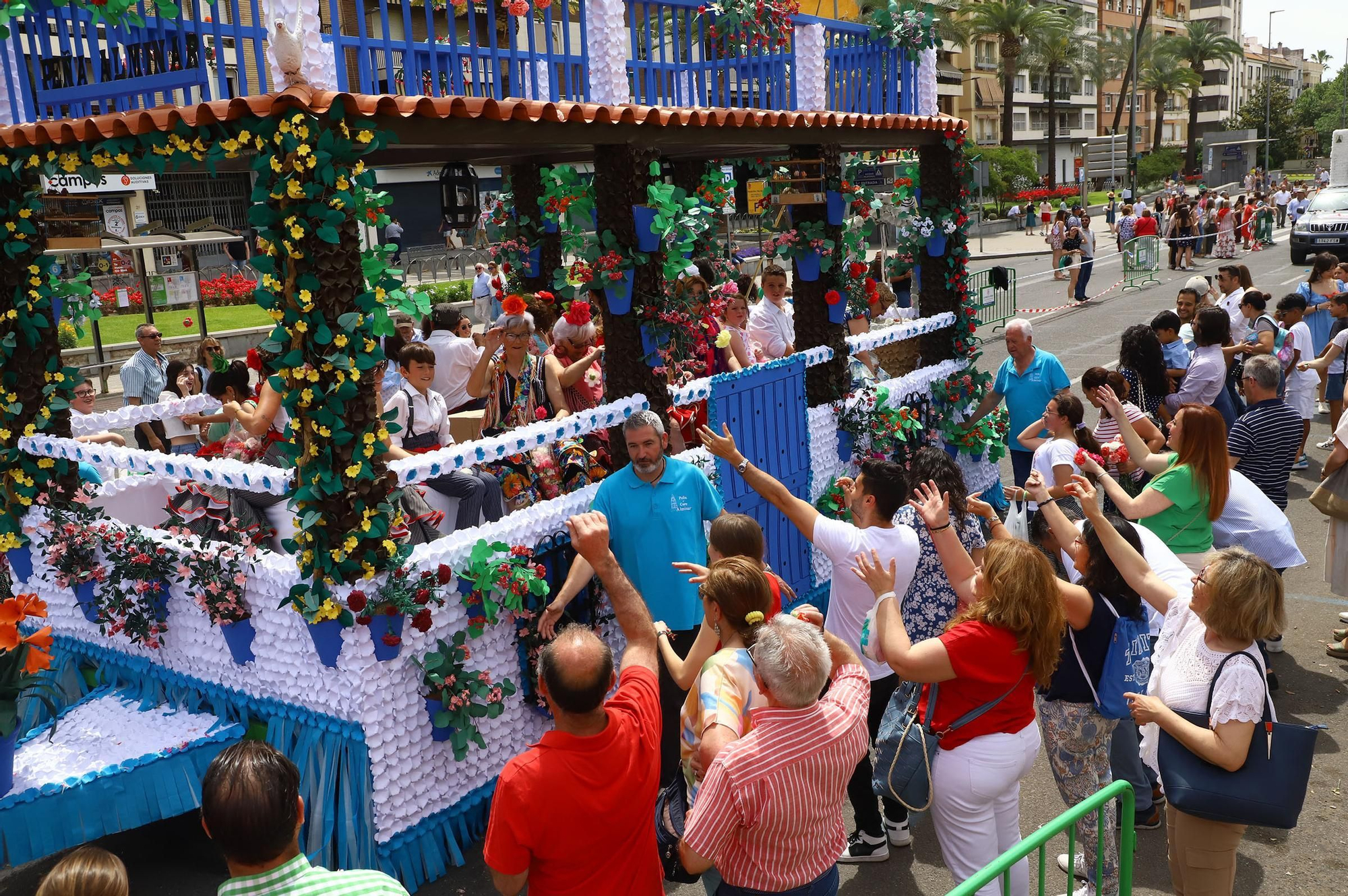 La Batalla de las Flores abre el Mayo festivo en Córdoba con 90.000 claveles