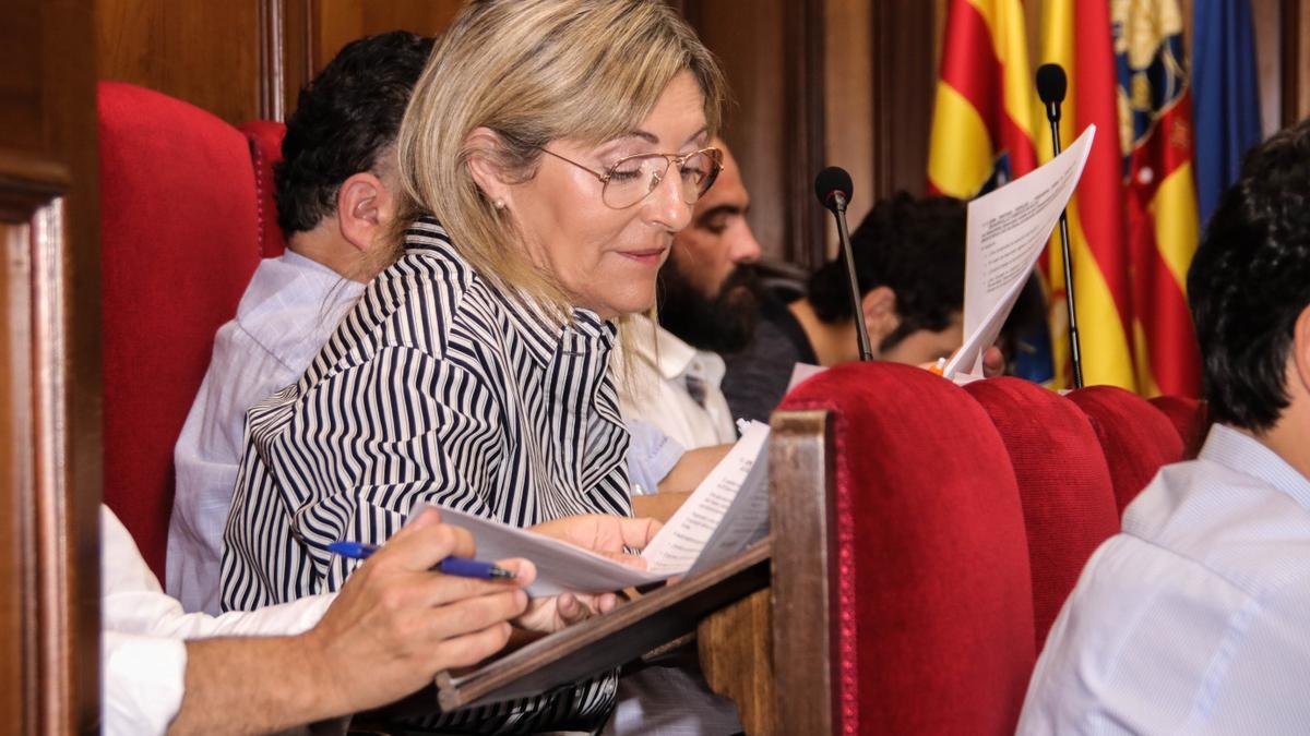 Amalia Payá durante una sesión plenaria en el Ayuntamiento de Alcoy.