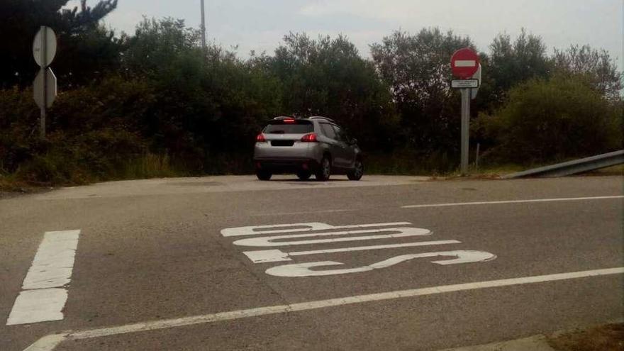 Un vehículo se salta la señal de prohibido el paso hacia la playa de Gulpiyuri.