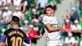 El Elche salva un punto ante un Valladolid que terminó con ocho jugadores (1-1)