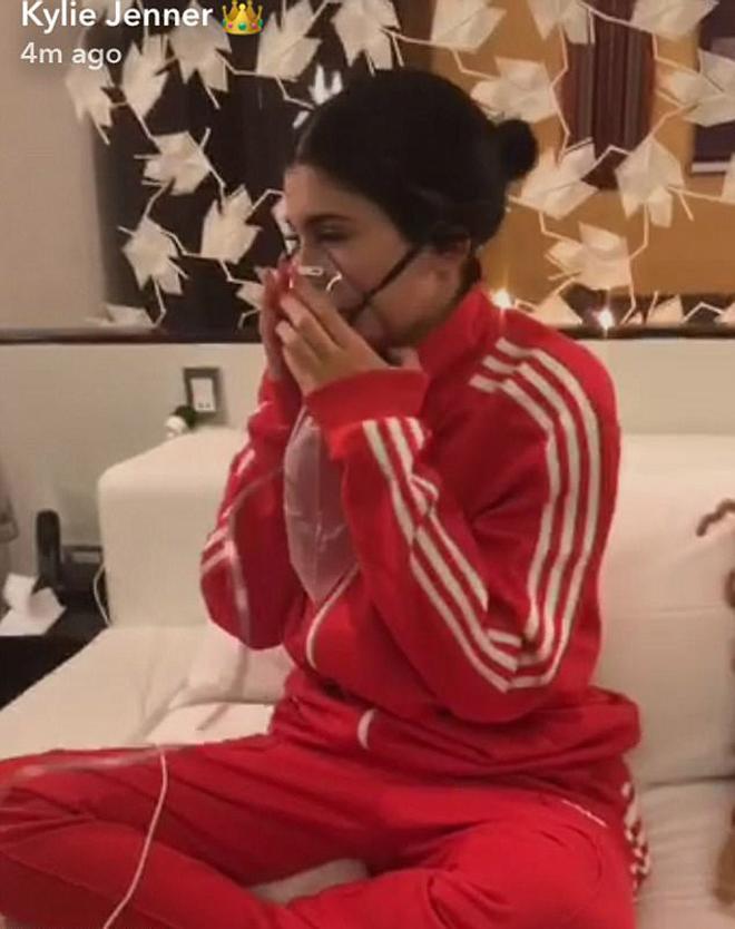 Kylie Jenner con chándal rojo y mascarilla