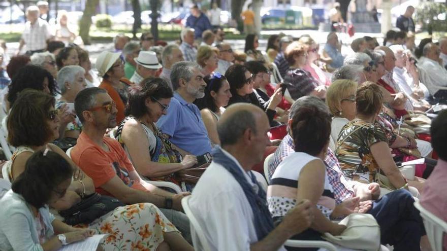 Público asistente, ayer, al concierto de la Banda de Música en el parque del Muelle.