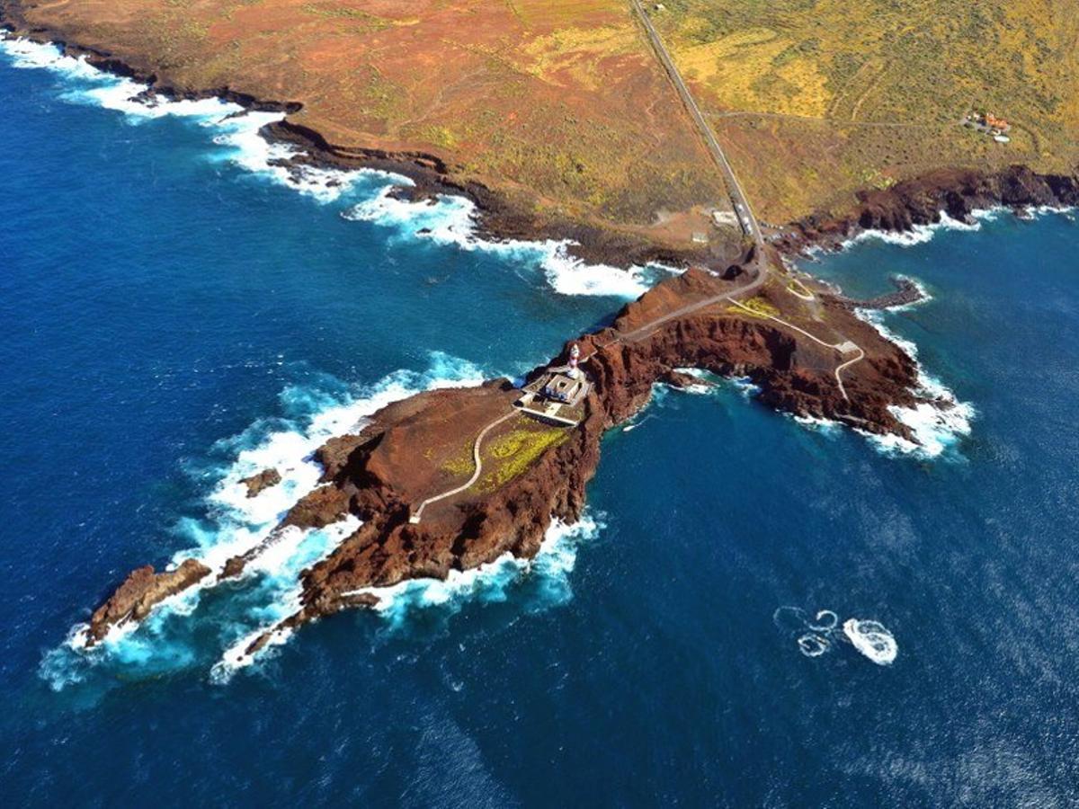 Imágen aérea de Punta de Teno y el faro.