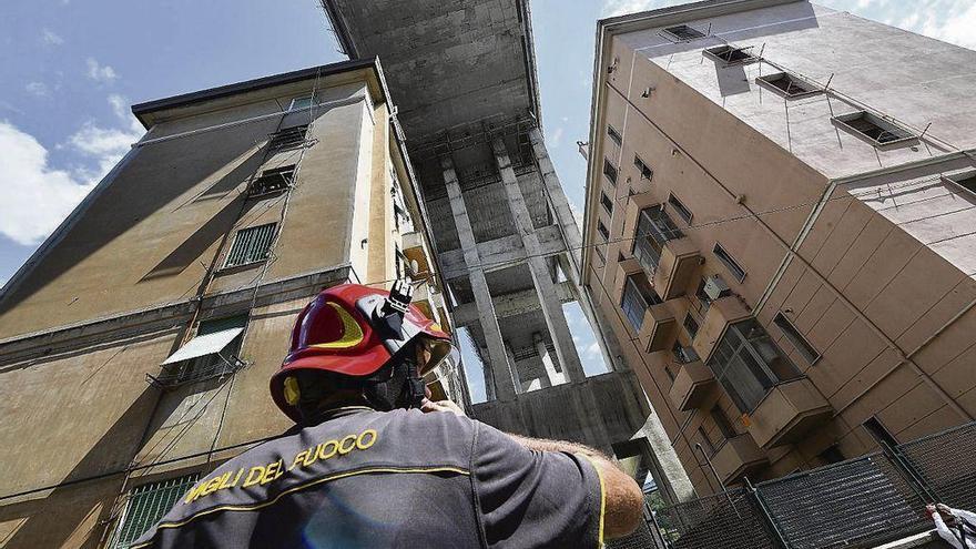 Casas desalojadas bajo el viaducto que se desplomó en Génova.