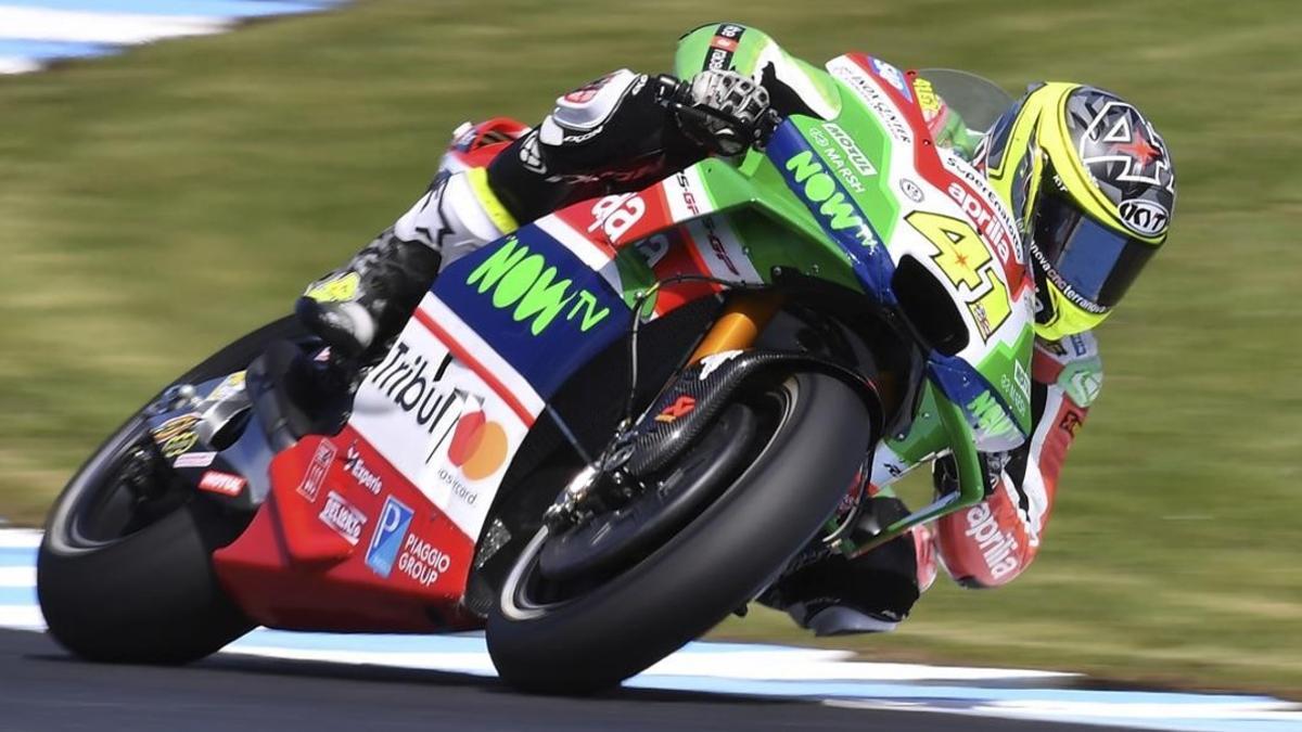 Aleix Espargaró (Aprilia), protagonista hoy en la primera sesión de entrenamientos del GP de Australia, que se celebra en Phillip Island.