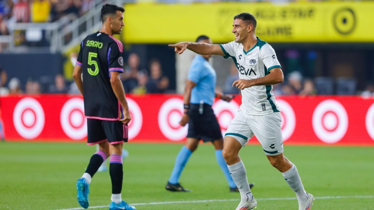 Germán Berterame celebra un gol ante Sergio Busquest en el All Star de la MLS