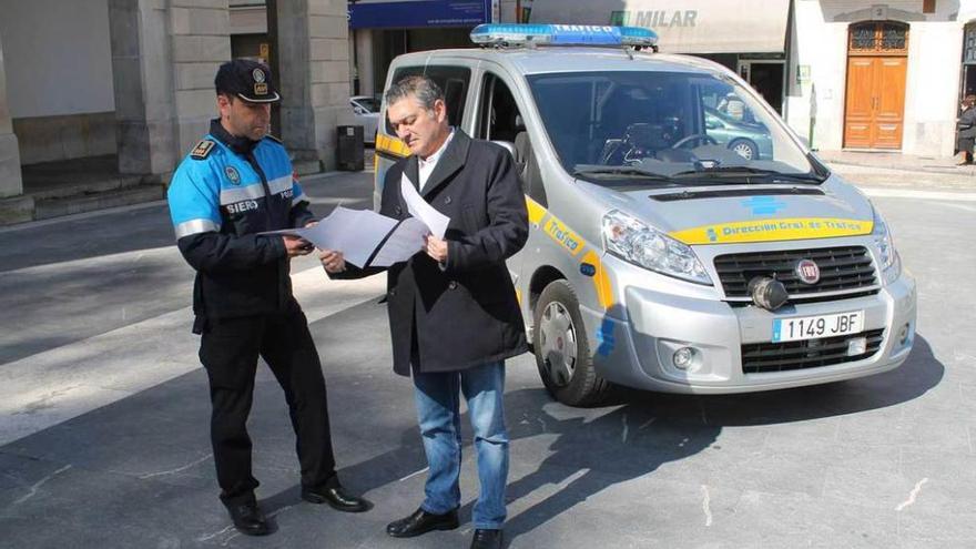 José Enrique Fernández y César Díaz analizando ayer los datos junto al coche radar en la Pola.