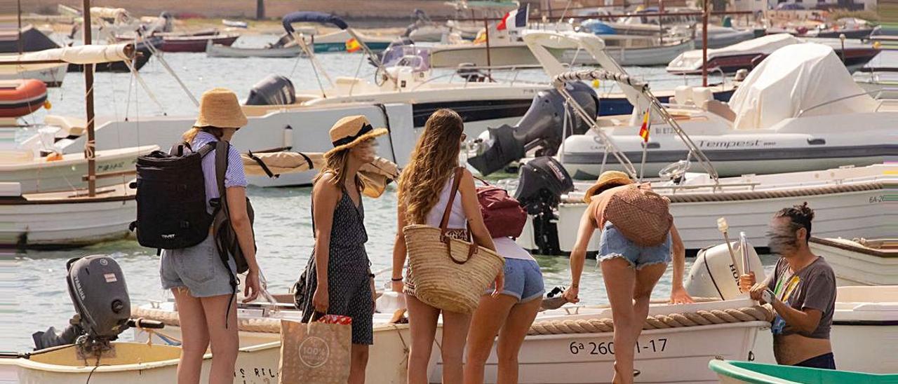 Embarque de un grupo de turistas a finales de agosto.