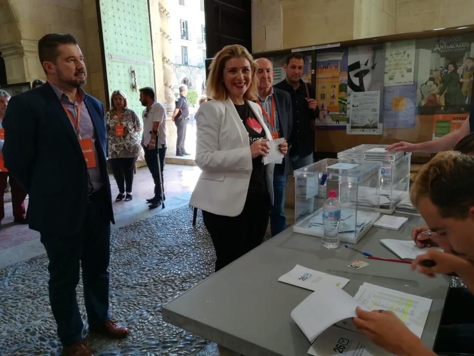 Votan los principales protagonistas de las elecciones municipales en Alicante.