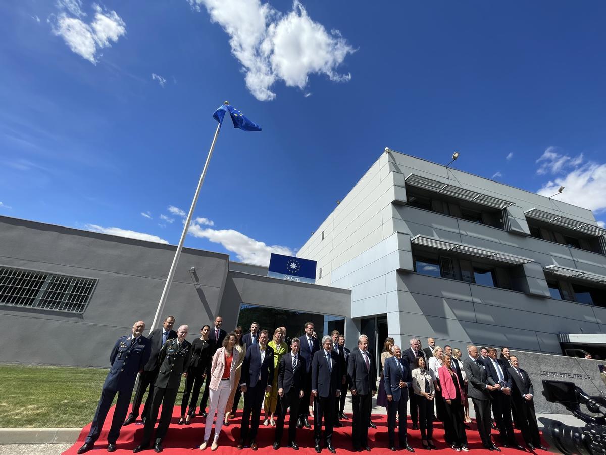 Foto de familia de los ministros europeos de Defensa y Josep Borrell en la sede del SATCEN.