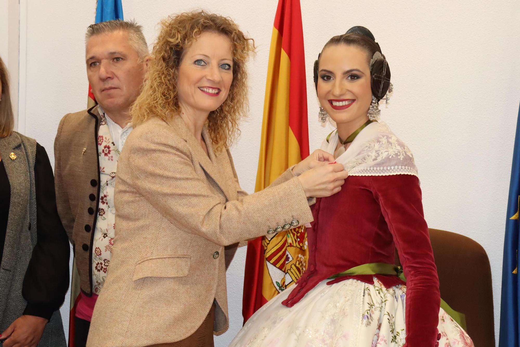 María Estela, la corte, Quart y Xirivella honran a la senyera más viajera de las Fallas