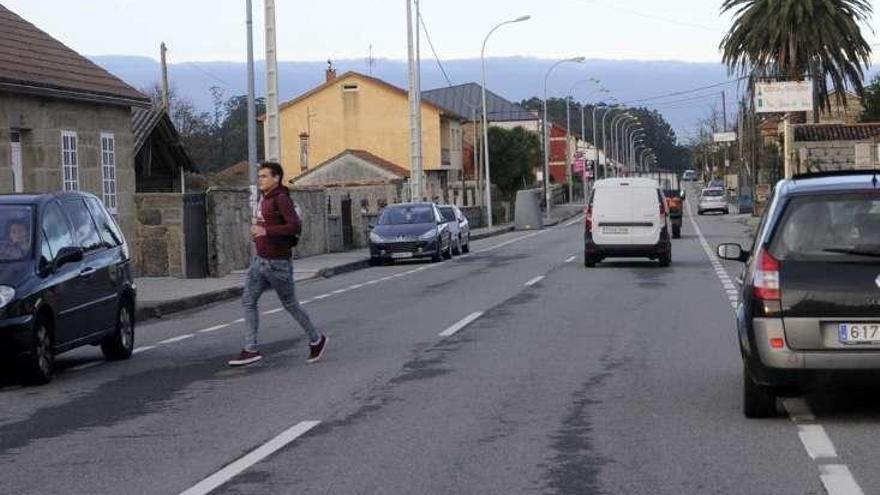 Un niño cruza la carretera en una larga recta sin paso alguno. N.P.