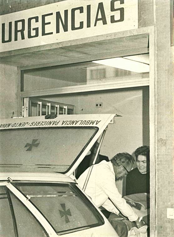 Araceli Estrada, en la entrada de urgencias del Hospital Covadonga en 1984.