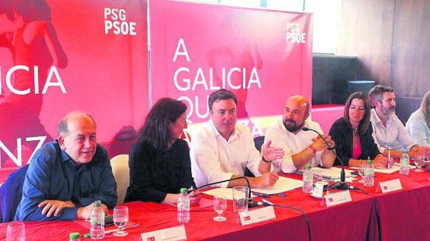 Leicega, por la izquierda, María Barral, Formoso, Lage, Lara Méndez y Alberto Varela, ayer.   | // XOÁN ÁLVAREZ