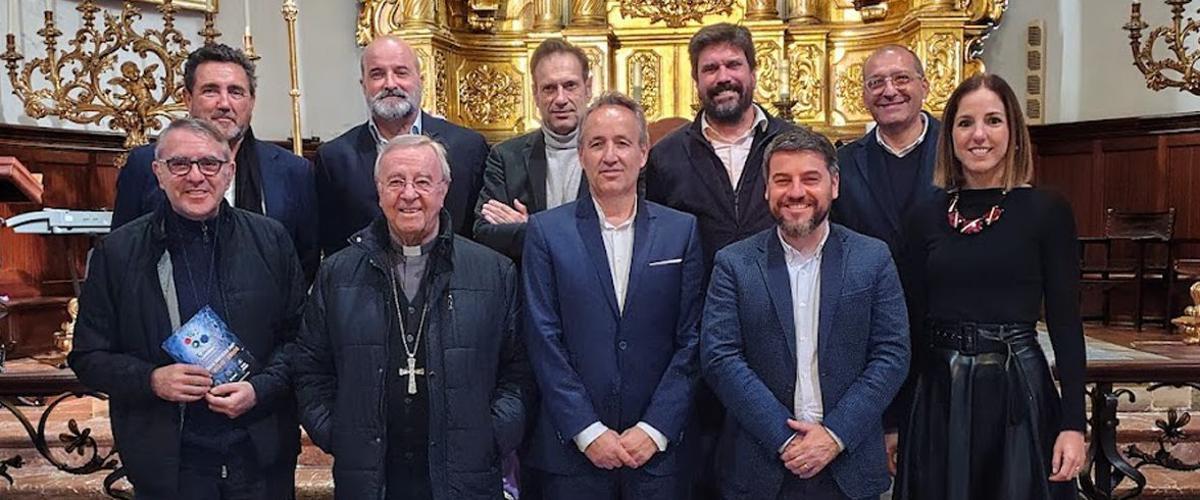 Rafa Dura y Pere Muñoz junto a a las autoridades asistentes a la inauguración.