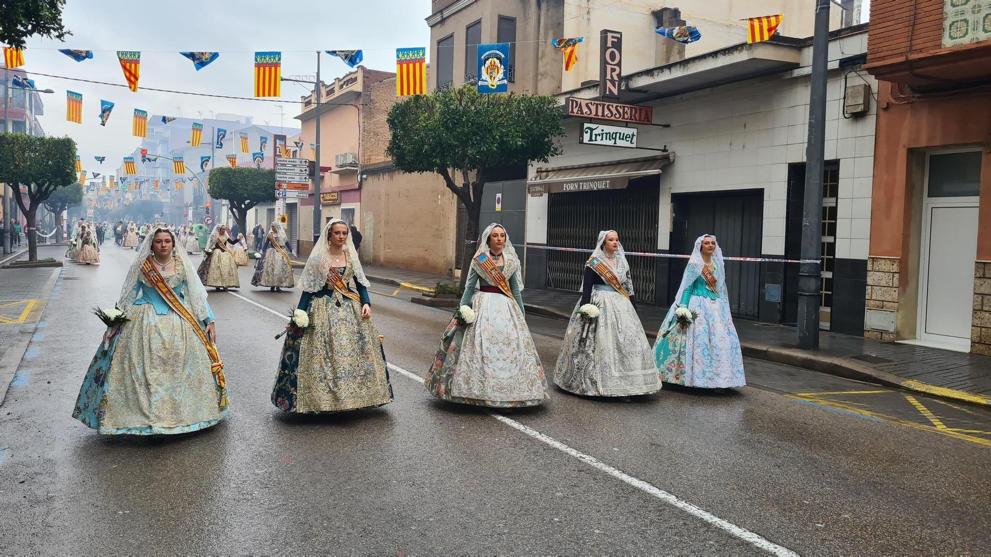 Las comisiones falleras de la Pobla de Vallbona celebran la ofrenda floral a la Virgen del Rosario