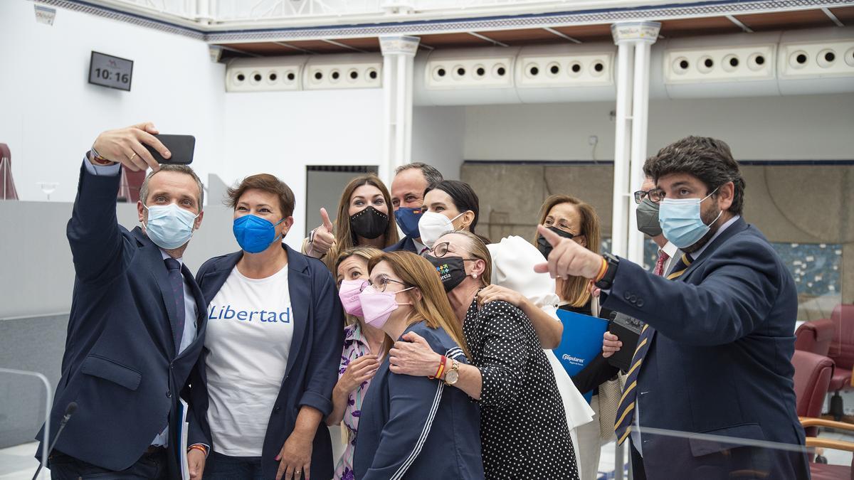 Diputados populares, con López Miras, celebrando ayer la aprobación de los presupuestos.