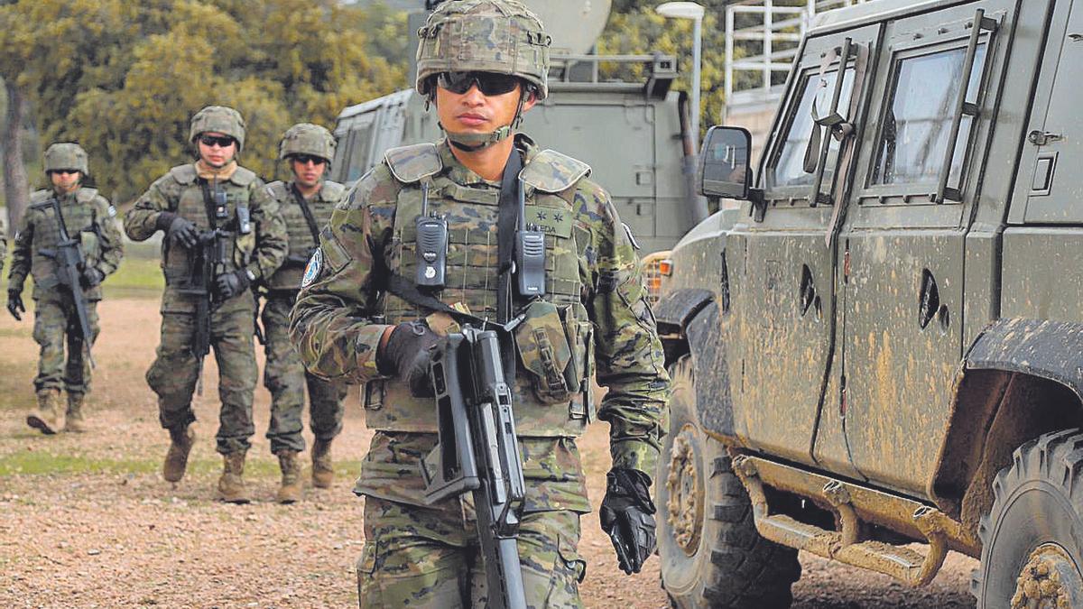 Militares salvadoreños regresan de dos vehículos tácticos (MLV) tras una simulación.