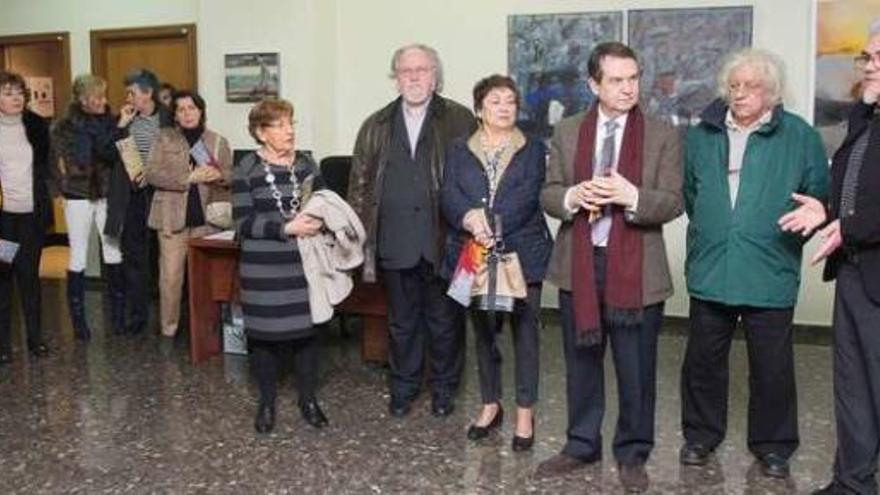 Los artistas Antón Pulido, Pedro Solveira, Mingos Teixeira y Barreiro inauguran la muestra junto al alcade y familiares. // R. Grobas