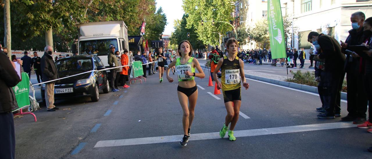 Paula Álvarez se impone en la línea de meta a Miguel de Arriba.