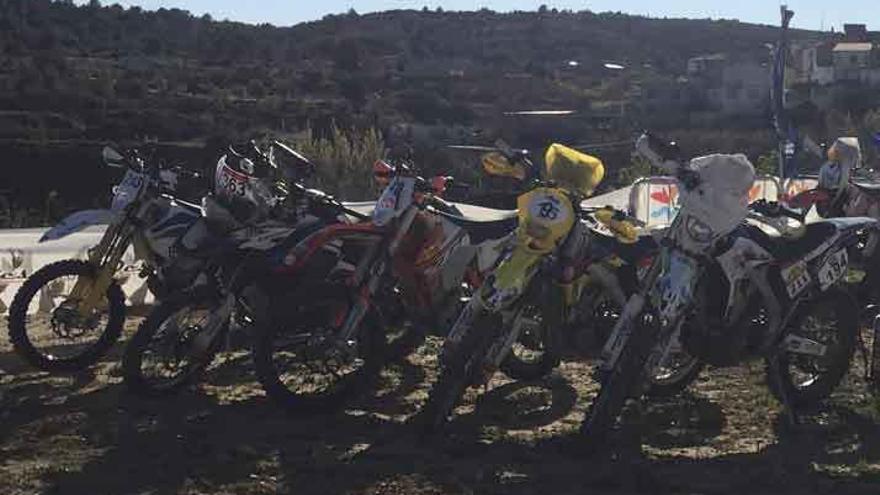 Varias motos, antes de la carrera.