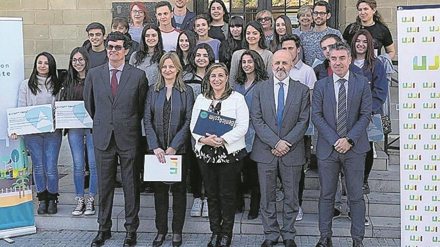 Fobesa entrega a 25 vecinos becas para estudiar en la UJI