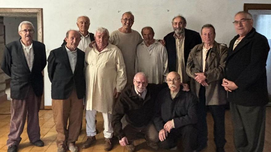 Un grupo de extras de Nigrán, entre ellos el alcalde, en el rodaje, con el actor Eduardo R. Cunha, Tatán.