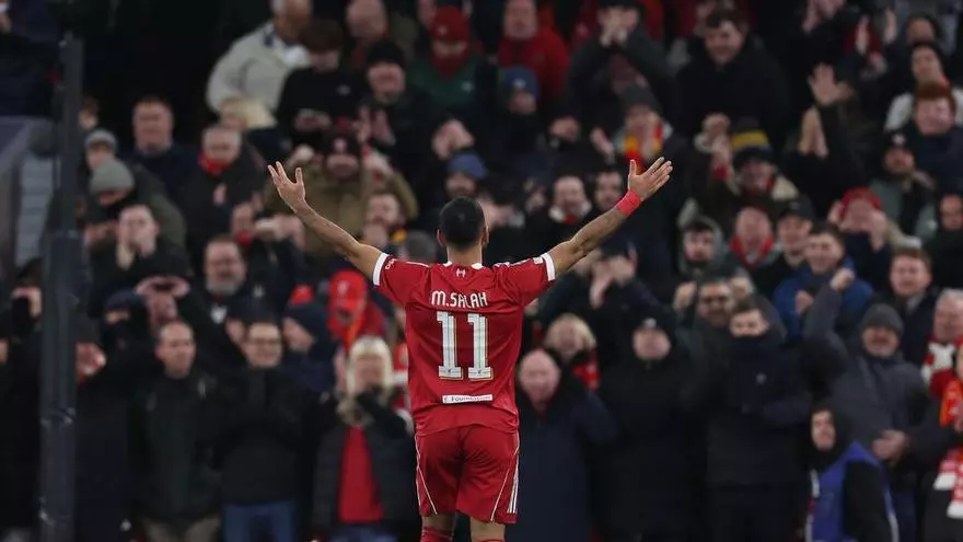 ¡El golazo de falta de Salah suma el tercero para el Liverpool!