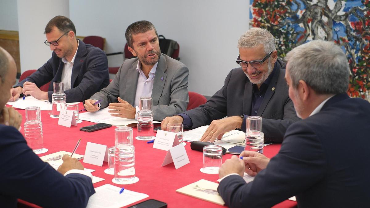 De izquierda a derecha, Luis Mazorra, Francisco Javier García, Lluis Serra y Fernando Clavijo durante la reunión mantenida en la sede de Presidencia.