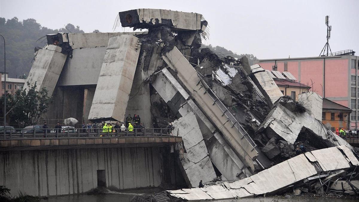 Vista de la sección del viaducto que se ha desplomado en Génova, este martes.