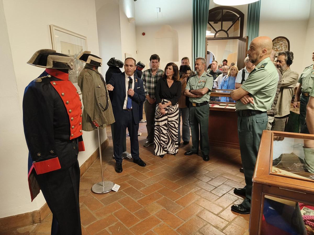 Inauguración de la exposición por el 181 aniversario de la Guardia Civil en Palma del Río.