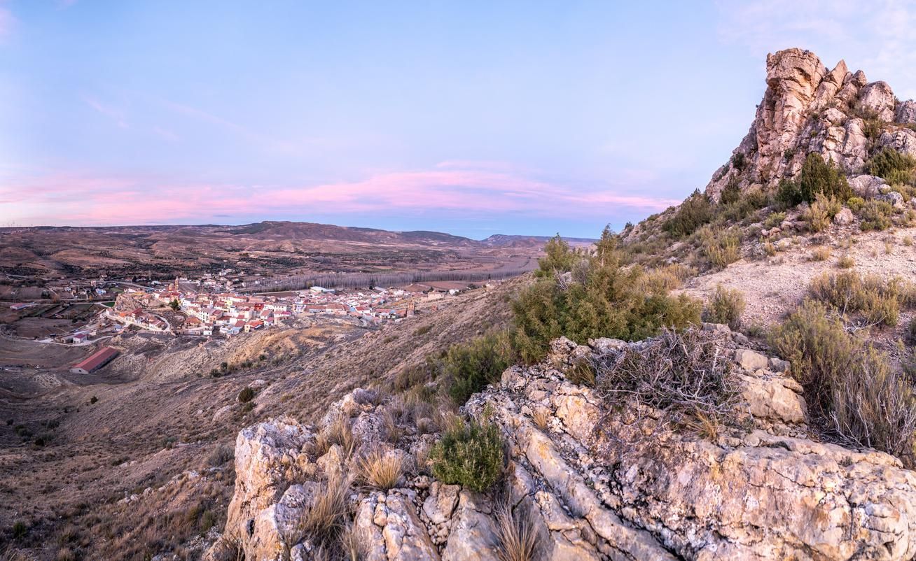 Impresionate vista del pueblo de Oliete y la montaña de la cueva de Volitera