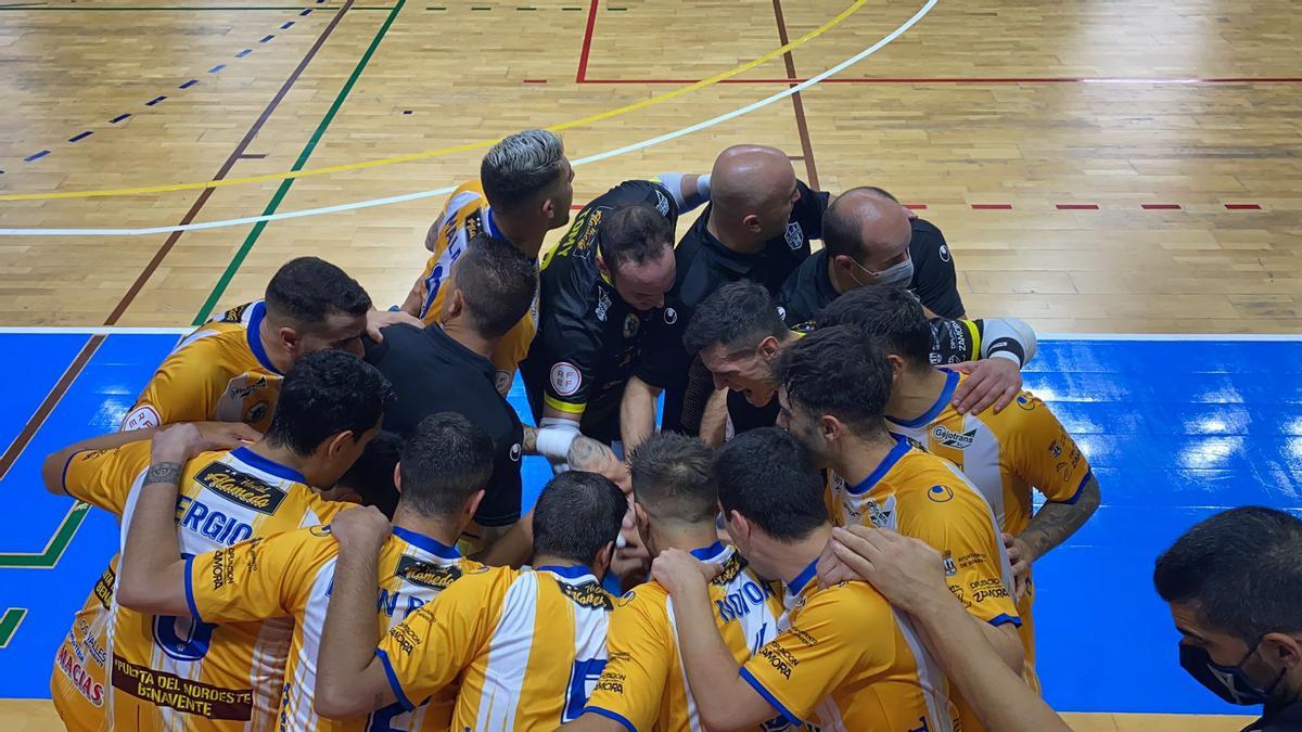 El Caja Rural Atlético Benavente hace piña antes de un partido como visitante.