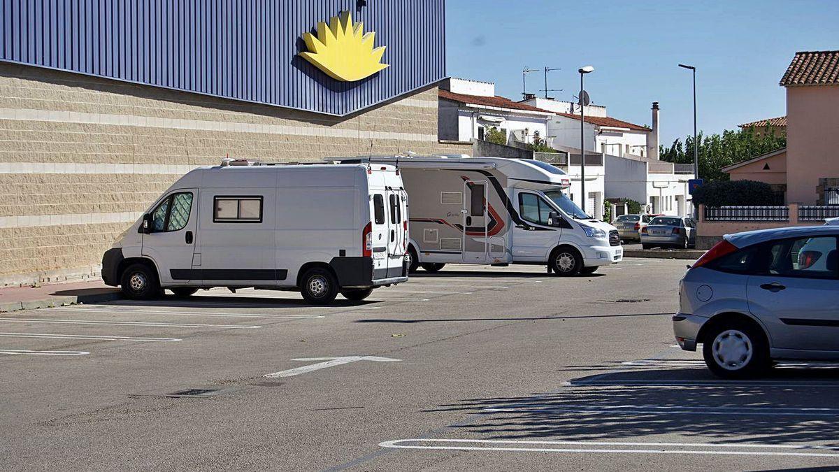 Les autocaravanes estacionen en un espai provisional.