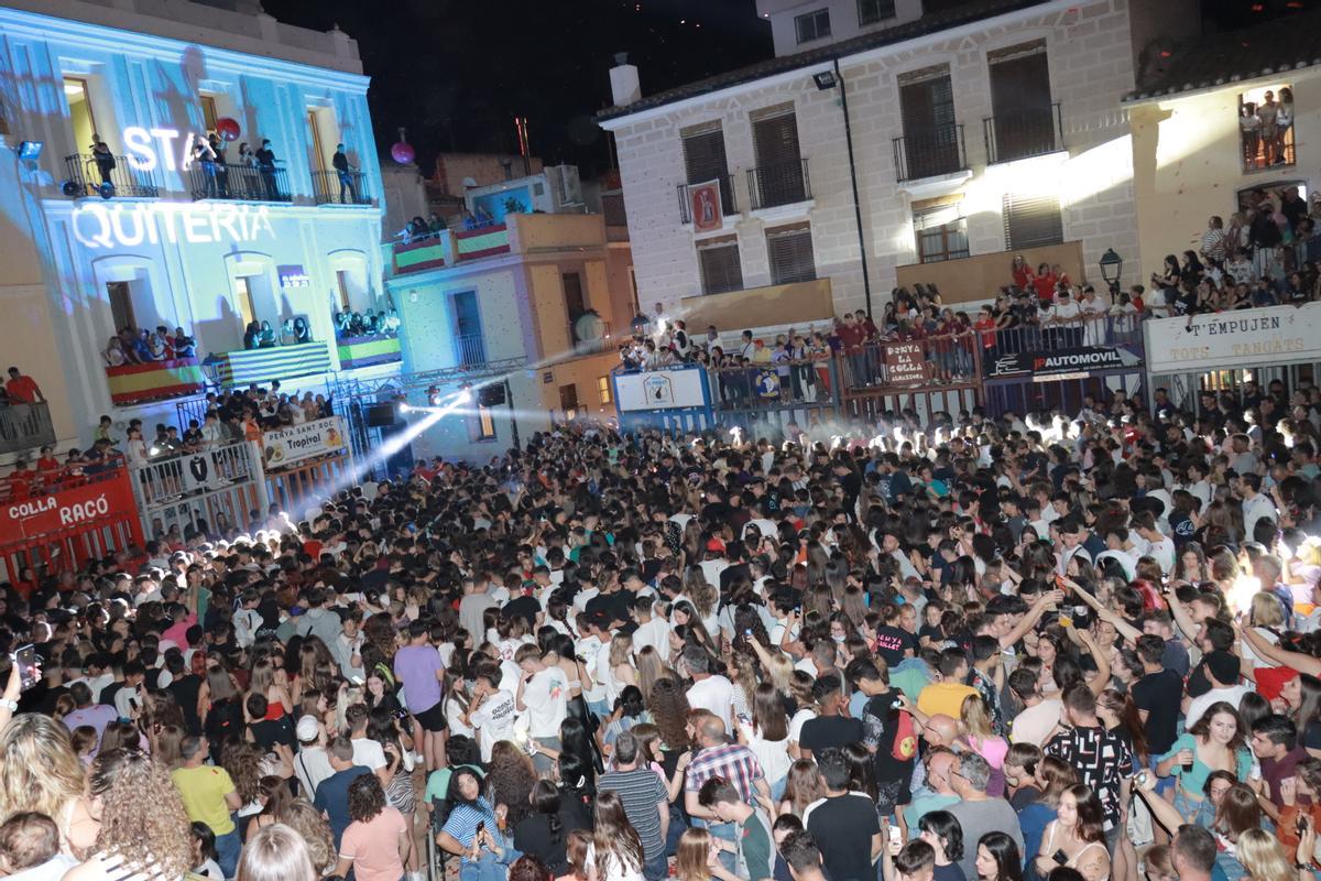 No cabía un alfiler en la plaza mayor de Almassora.
