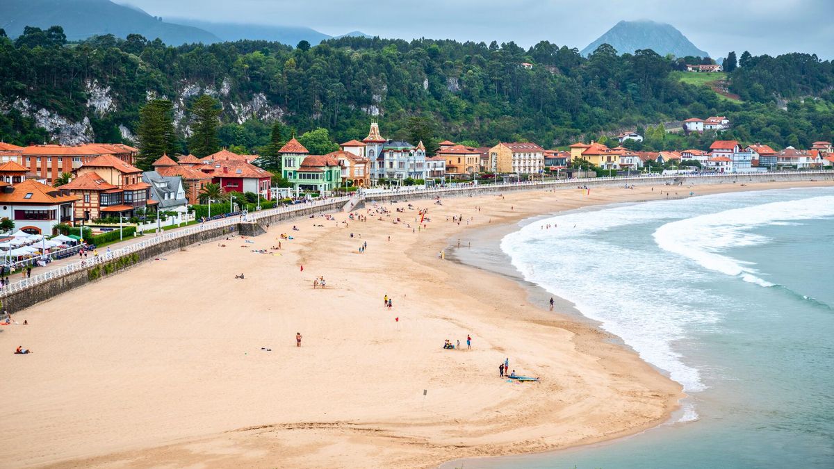Este pueblo costero de Asturias es un viaje 100 años atrás en el tiempo: arquitectura modernista, ambiente de ciudad balneario y, por supuesto, una comida increíble
