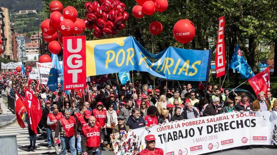 La cabecera de la manifestación central del Primero de Mayo de 2016 por las calles de Oviedo.