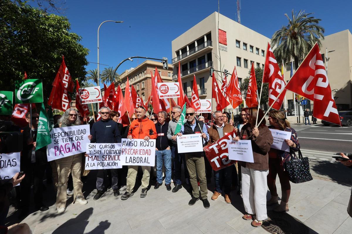 Un momento de la concentración este martes por la mañana a las puertas de la Delegación del Gobierno.